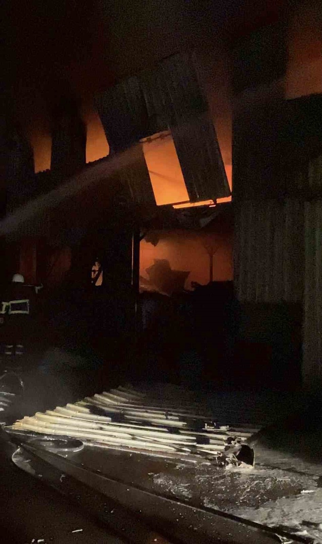 Çanakkale Biga'da hurda dükkanındaki yangını itfaiye büyümeden söndürdü