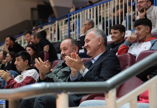 İnegöl Belediyespor Erkek Voleybol Takımı, Güner Karakaya'yı 3-2 yenerek 5'te 5 yaptı