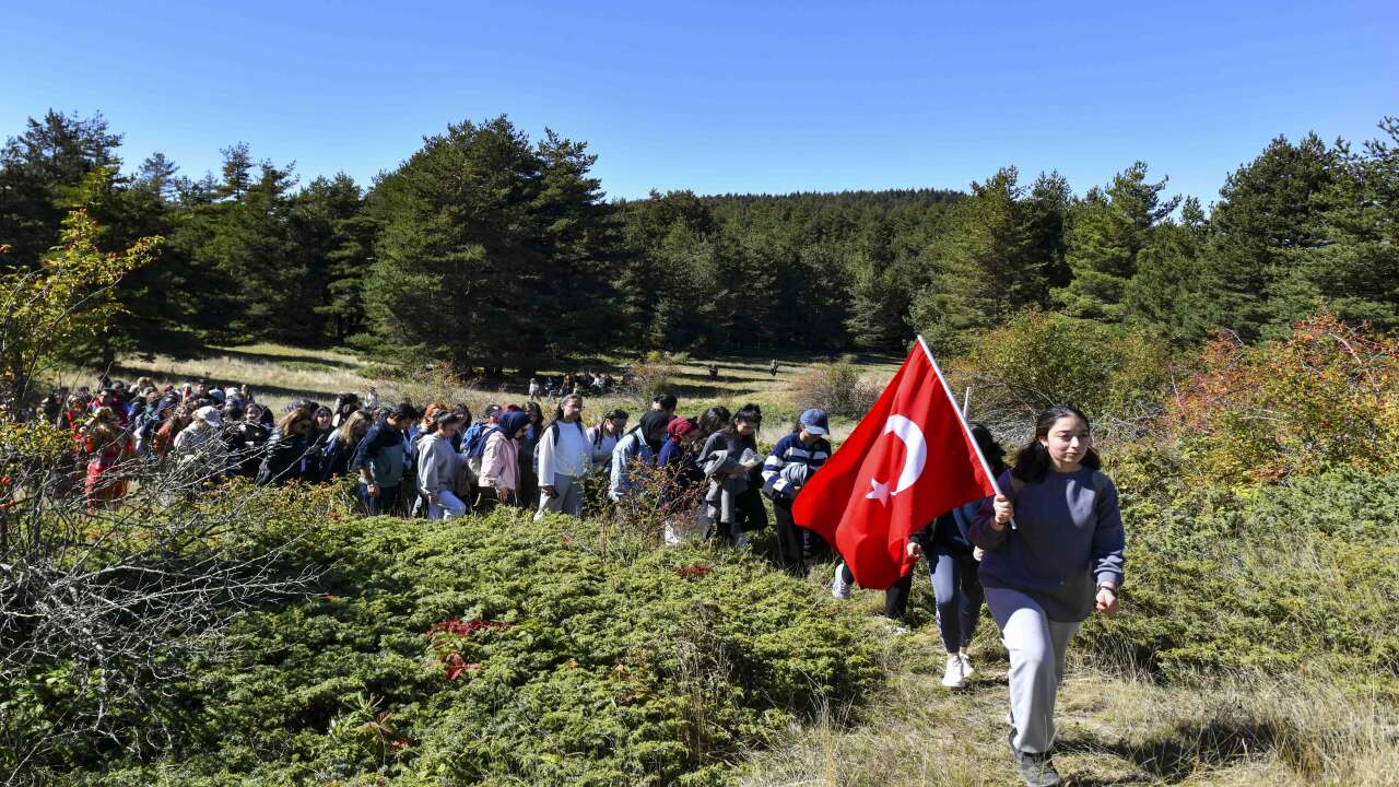 ABB’den üniversitelilere doğa yürüyüşü: 250 öğrenci Kızılcahamam’da buluştu