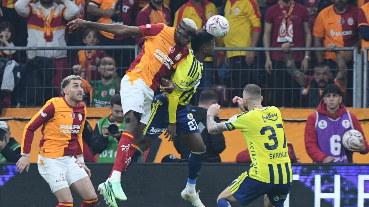 Galatasaray evinde Fenerbahçe'yi devirdi