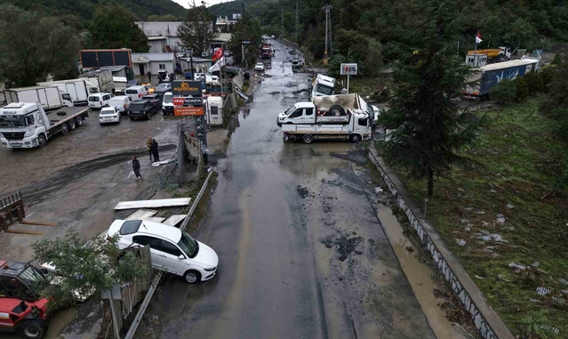 Sarıyer'de dere taşmasıyla su basan fabrikada 24 saat mahsur kalan işçiler kurtarıldı