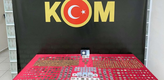 İzmir polisi Konak'ta bir iş yerine düzenlediği operasyonda 672 sikke ele geçirdi