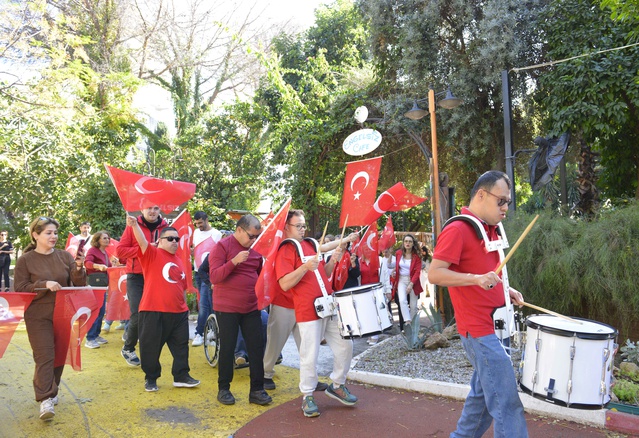 Antalya Muratpaşa'da Engelsiz Kafe bireyleri Cumhuriyet Bayramı'nı yürüyüşle kutladı