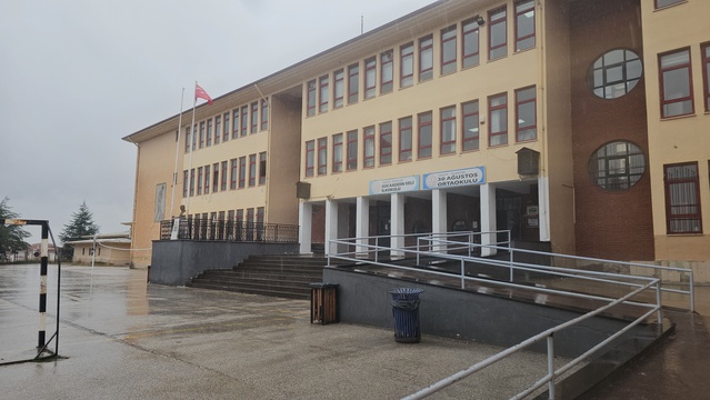 Yağmurda okul bahçesindeki Atatürk büstüne şemsiye tutan 11 yaşındaki Alperen: Islanmasına içim el vermedi