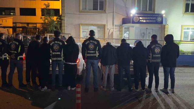 İstanbul'da yolun ortasında birbirine giren sürücülere 1 milyon 642 bin TL ceza: 8 kişi yakalandı