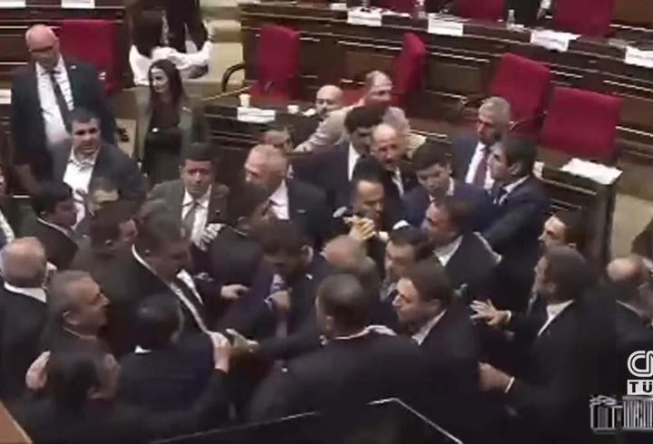 Ermenistan Parlamentosu'nda yumruklu kavga