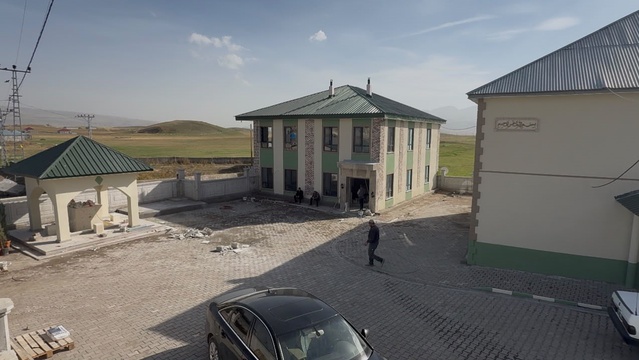 Ağrı Patnos Kazanbey'de muhtarın öncülüğünde cami bahçesine imeceyle yerleşke yapıldı