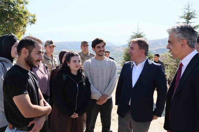 Erzincan Valisi Aydoğdu ile EBYÜ Rektörü Kuyrukluyıldız Kemah'ta öğrencilerle buluştu