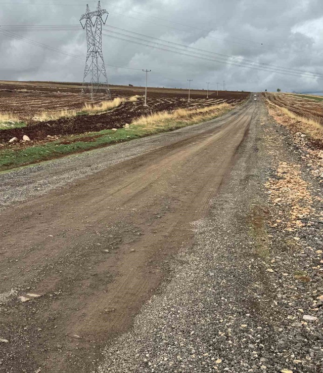 Adıyaman'ın Bebek köyünde bozuk yol sürücüleri ve köy sakinlerini mağdur ediyor