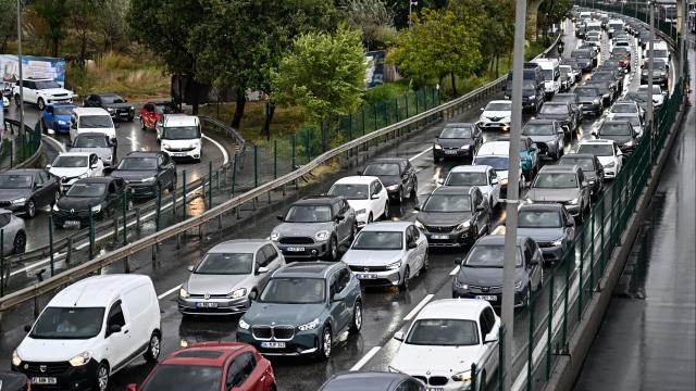 Yağışın da etkisiyle İstanbul'da yoğun trafik
