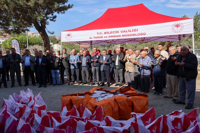Bilecik'te 306 üreticiye 717 torba kanola tohumu, 260 üreticiye yem tohumu verildi