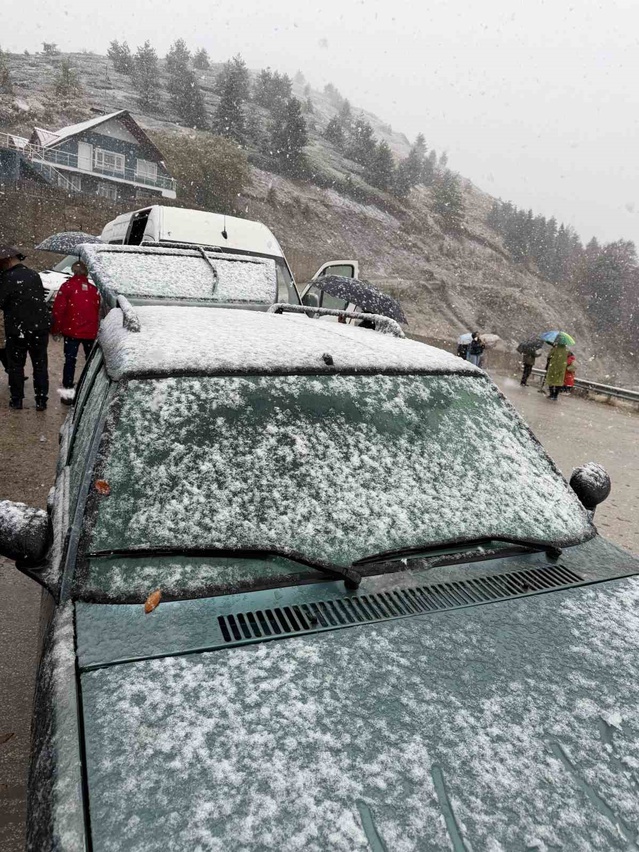 Bolu'da Yedigöller yolunun zirvesinde ekim ayında mevsimin ilk karı yağdı