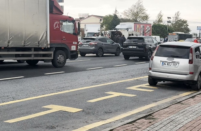 Beylikdüzü'nde E-5'te kaygan yolda yan yatan kamyonda sıkışan sürücü hastaneye kaldırıldı