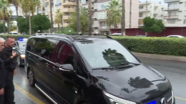 Kılıçdaroğlu, gözaltıların ardından Mersin'de CHP İl Başkanlığı'nı ziyaret etti