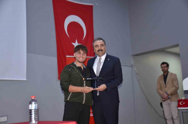 MSB İdari İşler Daire Başkanı Yaşar, Bulanık'ta gençlere başarı öyküsünü anlattı