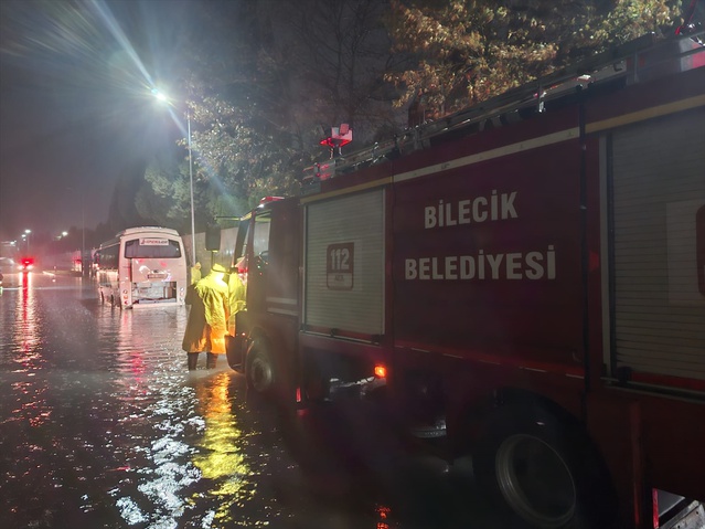 Bilecik 1. OSB'de mahsur kalan işçi servisi AFAD ve itfaiye ekiplerince kurtarıldı
