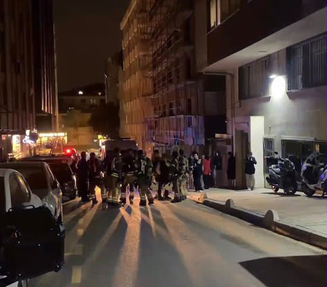 Bahçelievler'de 6 katlı otelde çıkan yangın çevredekilerce söndürüldü