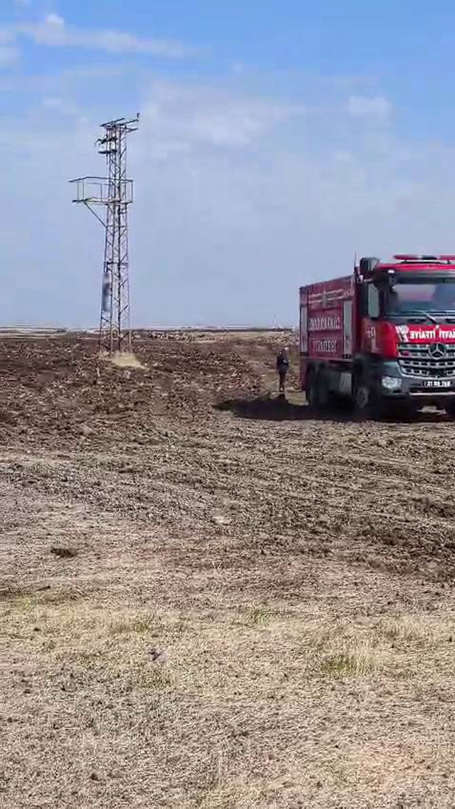 Diyarbakır Kayapınar'da bir kişi gerilim direğine bağladığı iple intihar etti