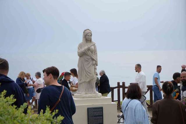 Antalya'da yabancı turistler sağanağa rağmen 40 metreden dökülen Aşağı Düden'i gezdi