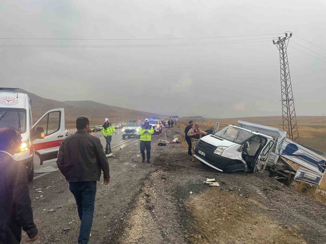Van'da Güzeldere Tüneli mevkisinde 3 araç çarpıştı, 3'ü ağır 10 kişi yaralandı