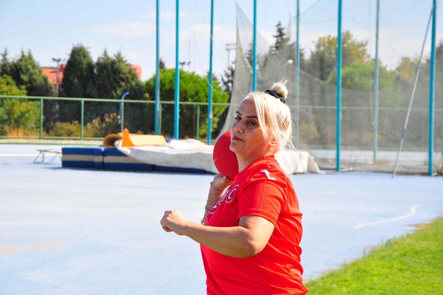 Manisa'da badmintonda milli sporcu Aygül Uzel, eşini 20 yıl sonra spora kazandırdı