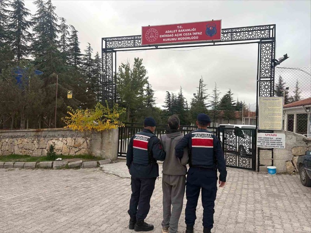 Afyonkarahisar'da jandarma son haftaki denetimde 42 kişiyi yakaladı, 15'i tutuklandı