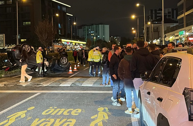 Çorlu Esentepe'de kaygan yolda otomobil 3 araca çarptı, 2 kişi yaralandı