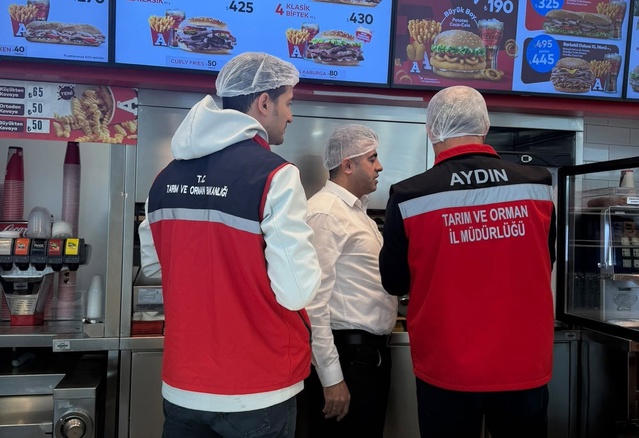 Efeler'de gıda işletmeleri denetlendi, AVM menülerinde kalori kontrolü yapıldı