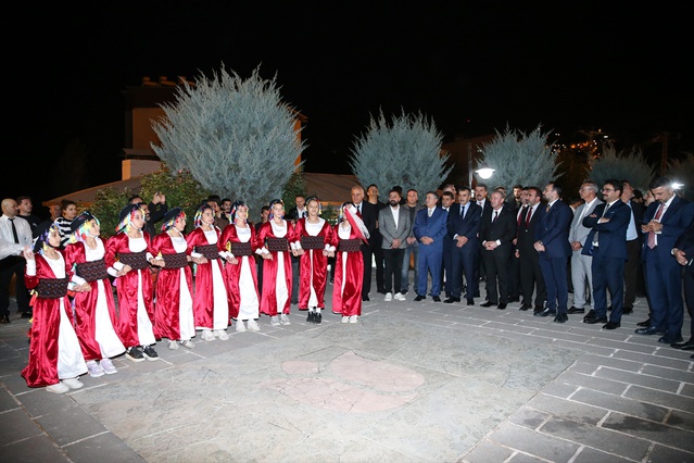 Milli Eğitim Bakanı Tekin, Hakkari'de gençlerle bir araya geldi: