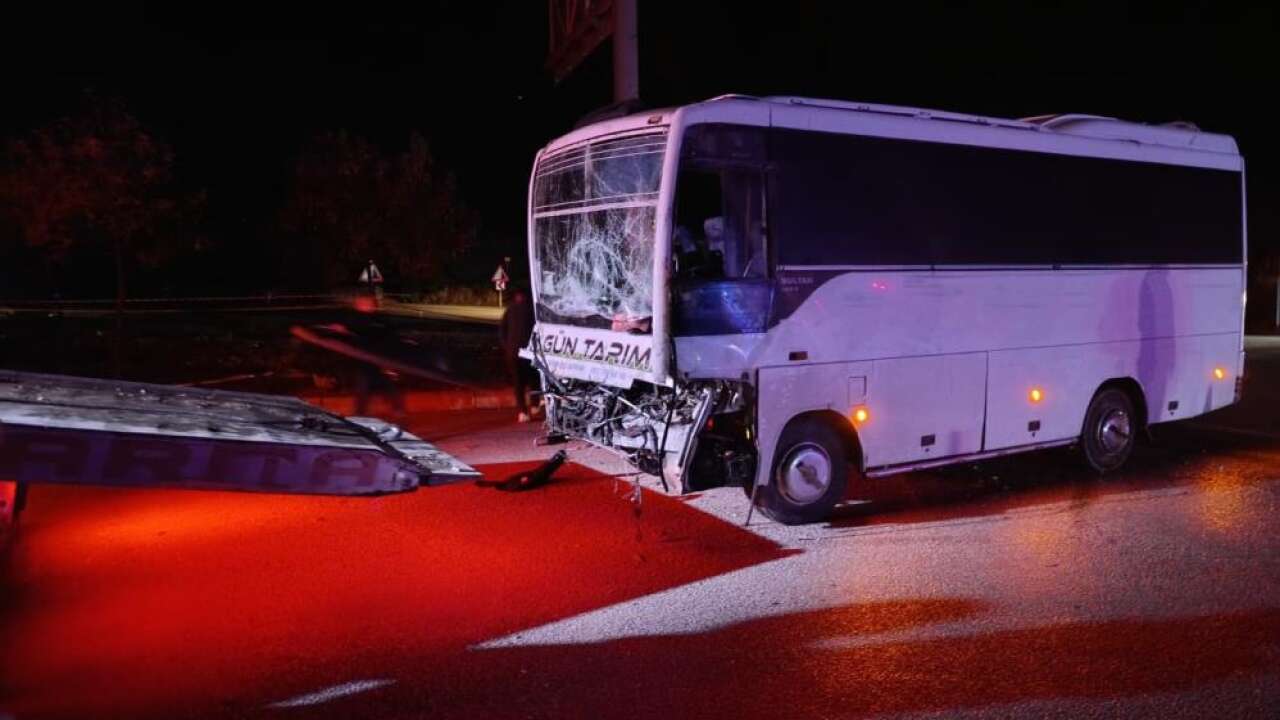 Tarım işçilerini taşıyan midibüs tıra çarptı: Çok sayıda yaralı var