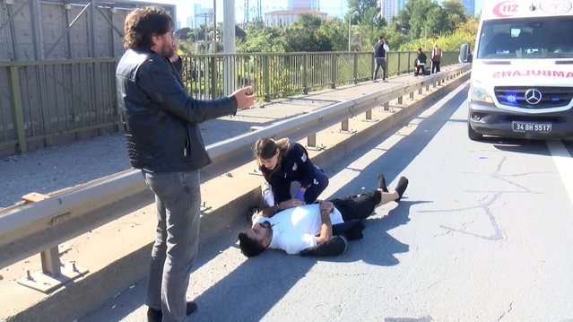 Ataşehir TEM'de motosiklet otomobile arkadan çarptı, iki kişi yaralandı