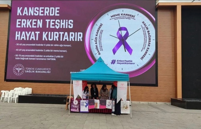Erzincan İl Sağlık Müdürlüğü meme kanseri standında ücretsiz taramaları anlattı
