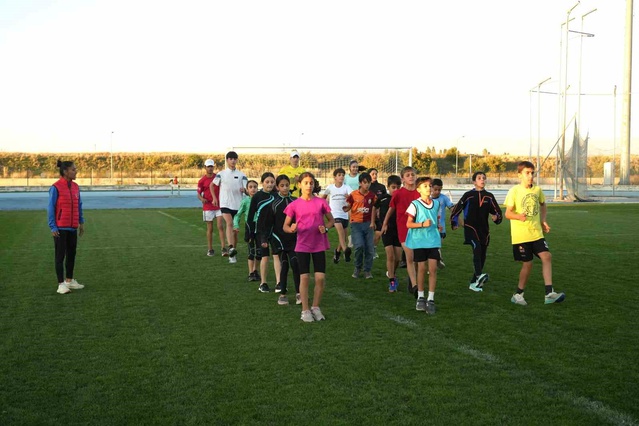 Muşlu rekortmen atlet Derya Kunur, atletizm kursunda çocuklara antrenörlük yapıyor