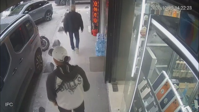 Bahçelievler'de iş yerinden 2 cep telefonu çalan kişi güvenlik kamerasına yansıdı