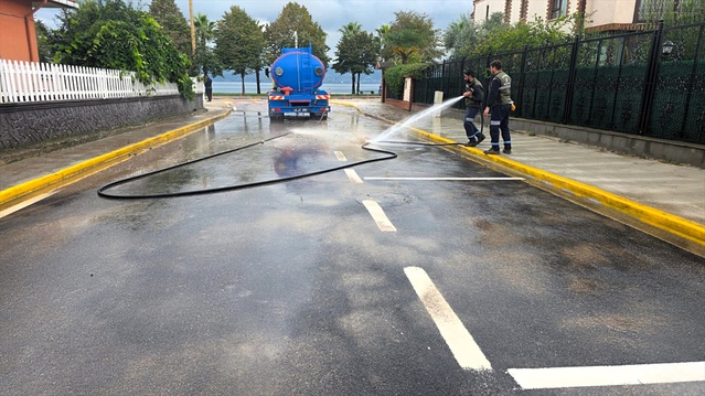 Kocaeli'de sağanak sonrası temizlik için 2 binin üzerinde personel görev aldı