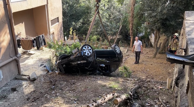 Beşiktaş'ta iddiaya göre sürücü gaza basınca binanın bahçesine uçtu, hafif yaralandı