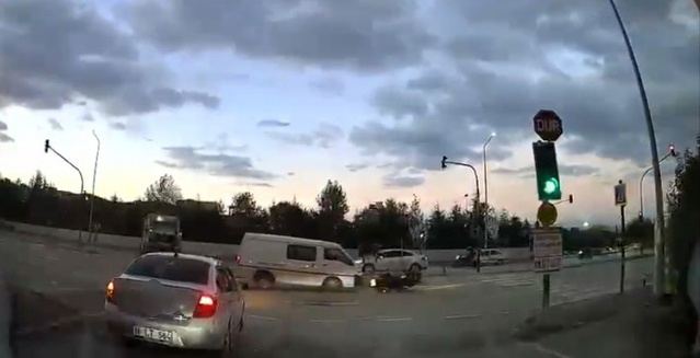 Bursa Osmangazi'de kırmızı ışıkta geçen kamyonet hastane çıkışında motosiklete çarptı