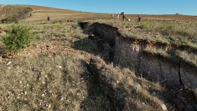 Yozgat Aydıncık'ta 20 bin metrekarelik arazideki yarıklar beldeyi endişelendirdi