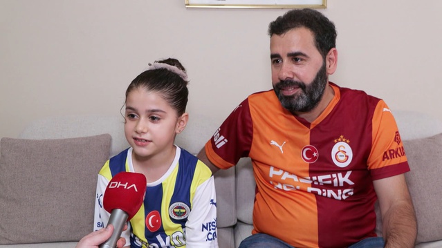 Galatasaraylı taraftarlar Fenerbahçeli 9 yaşındaki taraftarı nazikçe ağırladı