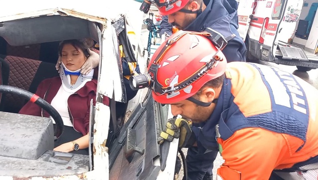 Muş'ta AFAD ve itfaiye trafik kazası tatbikatında 20 araçla 100 personel görev yaptı