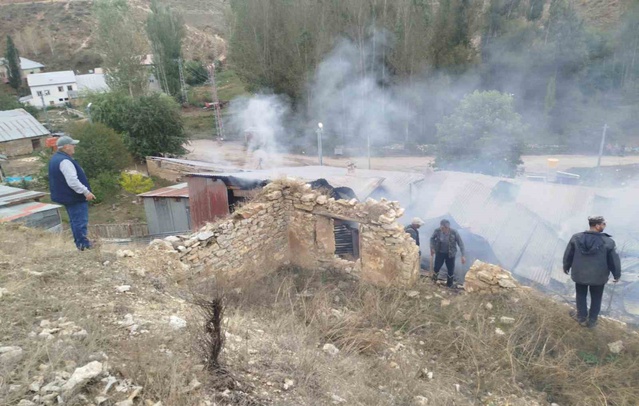 Bayburt Heybetepe'de yangında 4 evin çatısı zarar gördü, can kaybı yok