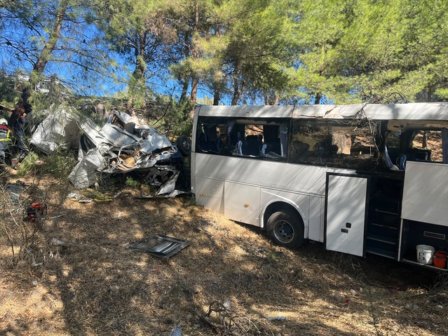 Aydın Germencik'te tur otobüsü ve minibüs devrildi, iki kardeş öldü, 9 kişi yaralandı