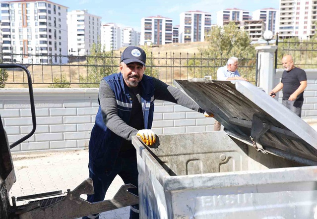 Elazığ'da temizlik görevlisi Hacı Özdemir, 600 bin liralık çantayı sahibine verdi