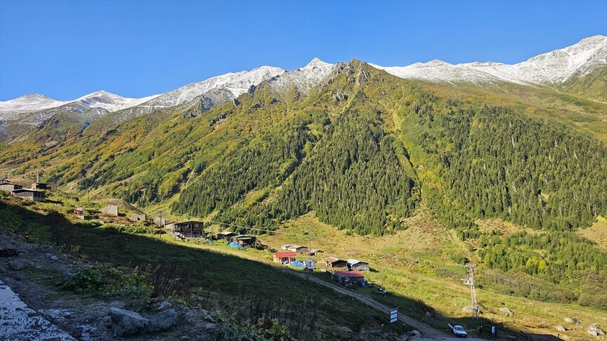 Kaçkar Dağları'nda iki mevsim bir arada yaşanıyor
