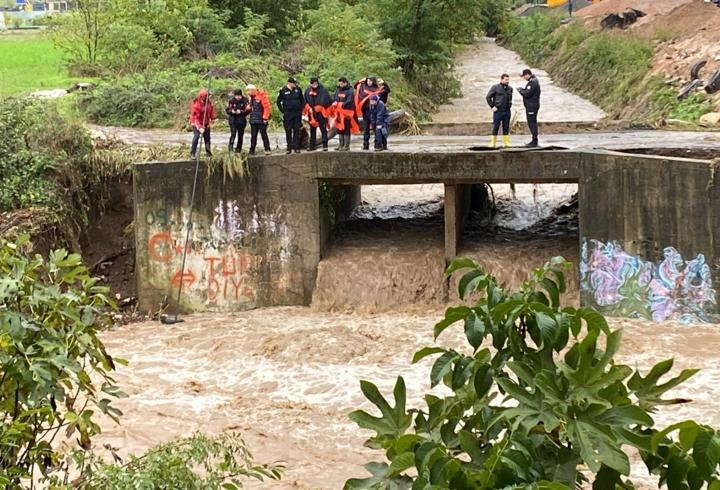 Kocaeli'de bir araç dereye düştü! Kayıp olduğu değerlendirilen kişi aranıyor