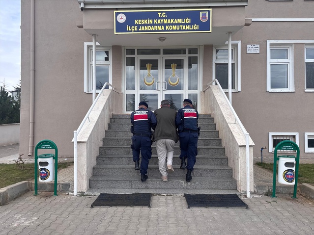 Kırıkkale'de aranan 2 firari hükümlü yakalanarak cezaevine teslim edildi