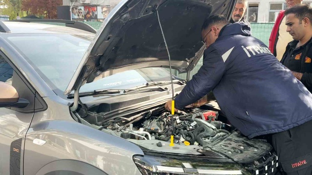 Aksaray'da otomobilin motoruna saklanan kediyi itfaiye oksijen gazıyla çıkardı