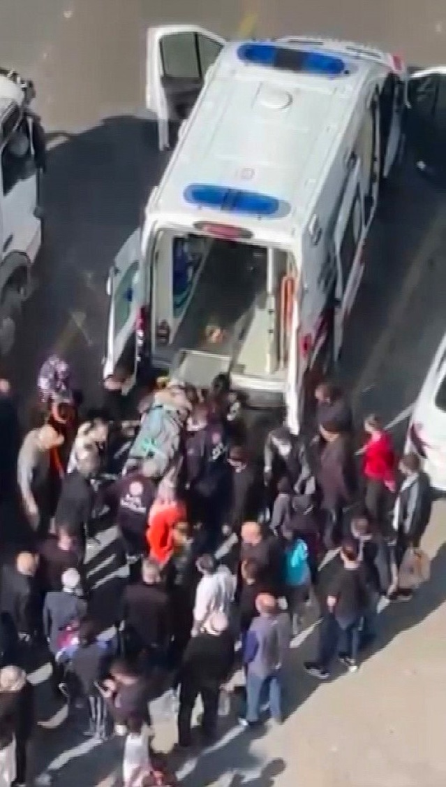 Elazığ'da yolun karşısına geçmek isteyen vatandaş kamyonun altında kalarak yaralandı