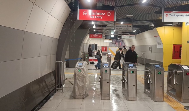 Yenibosna Metro'da tavandan yoğun su aktı, yolcular şaşkınlıkla izledi