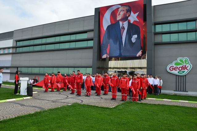 Gedik Piliç çalışanları fabrikada '103' rakamını oluşturarak 29 Ekim'i kutladı